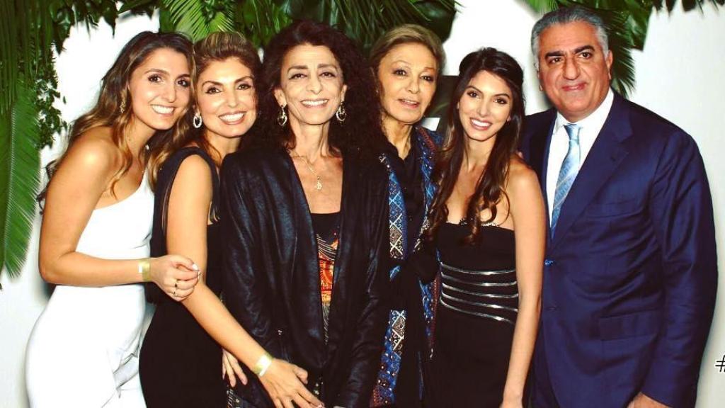 El actual sah junto a su madre, su mujer, su hermana Farahnaz y dos de sus hijas.