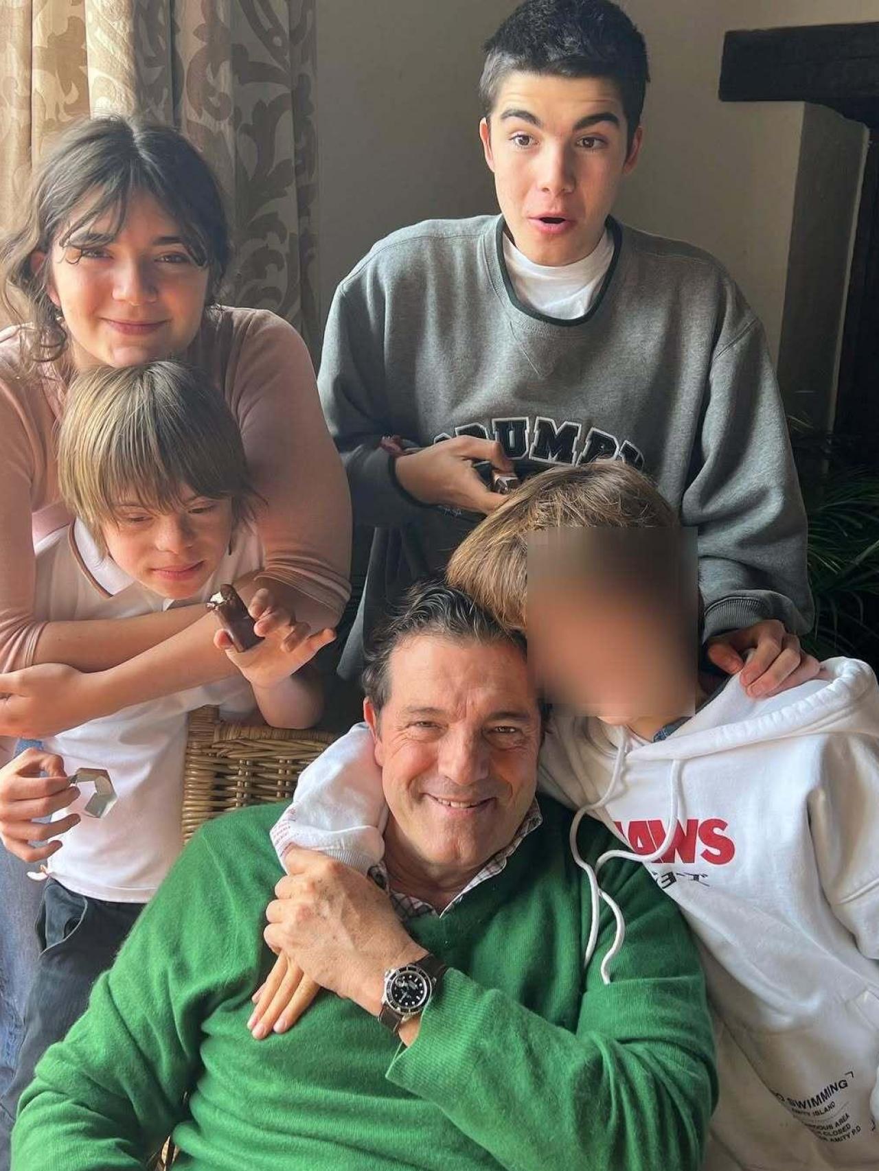 Samantha Vallejo-Nágera, con su marido, Pedr Aznar, más conocido como 'Peru', y sus cuatro hijos.
