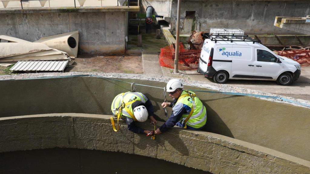 Dos trabajadores.