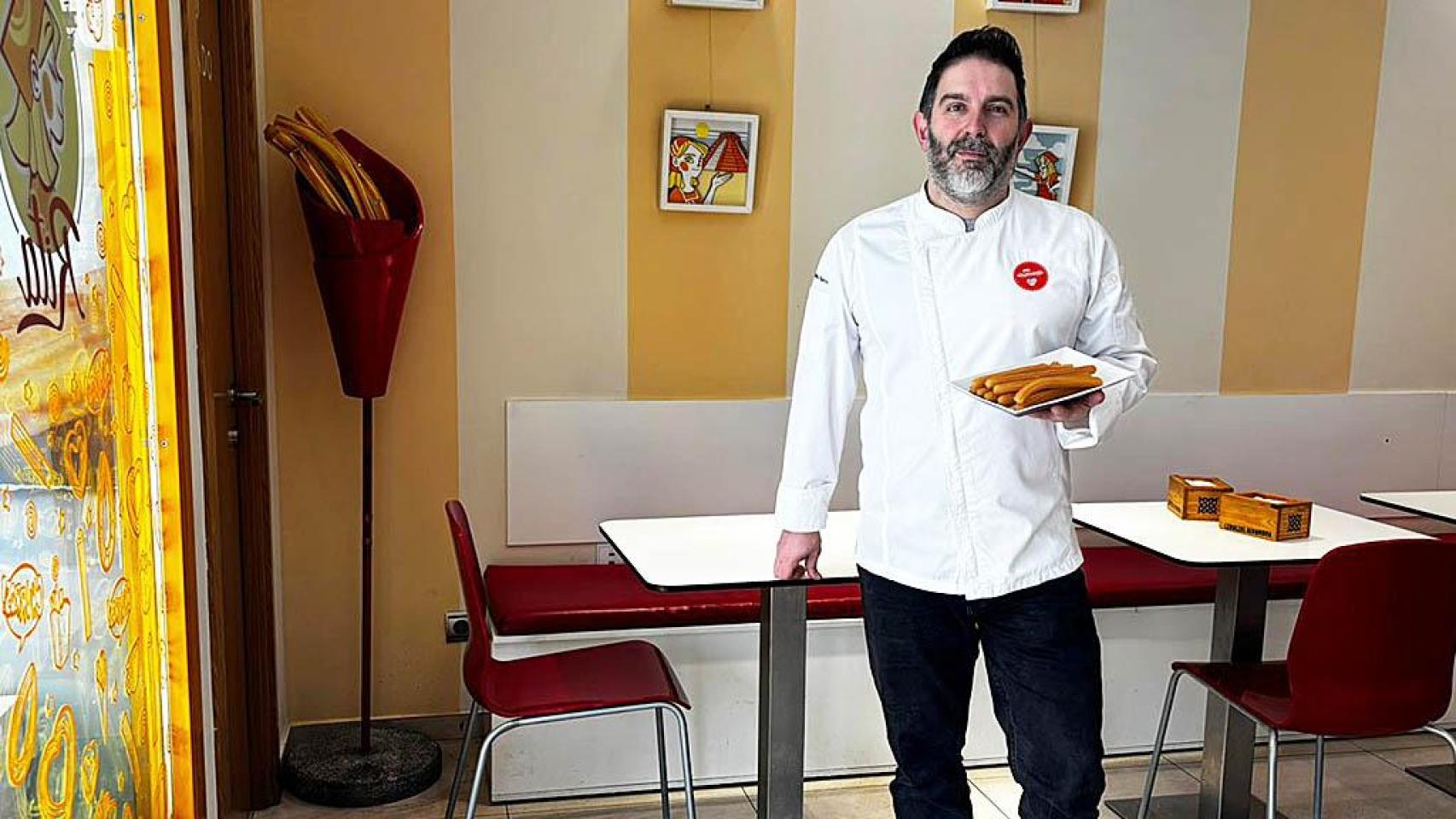 Chuchi en La Churrería de Rita con sus churros.
