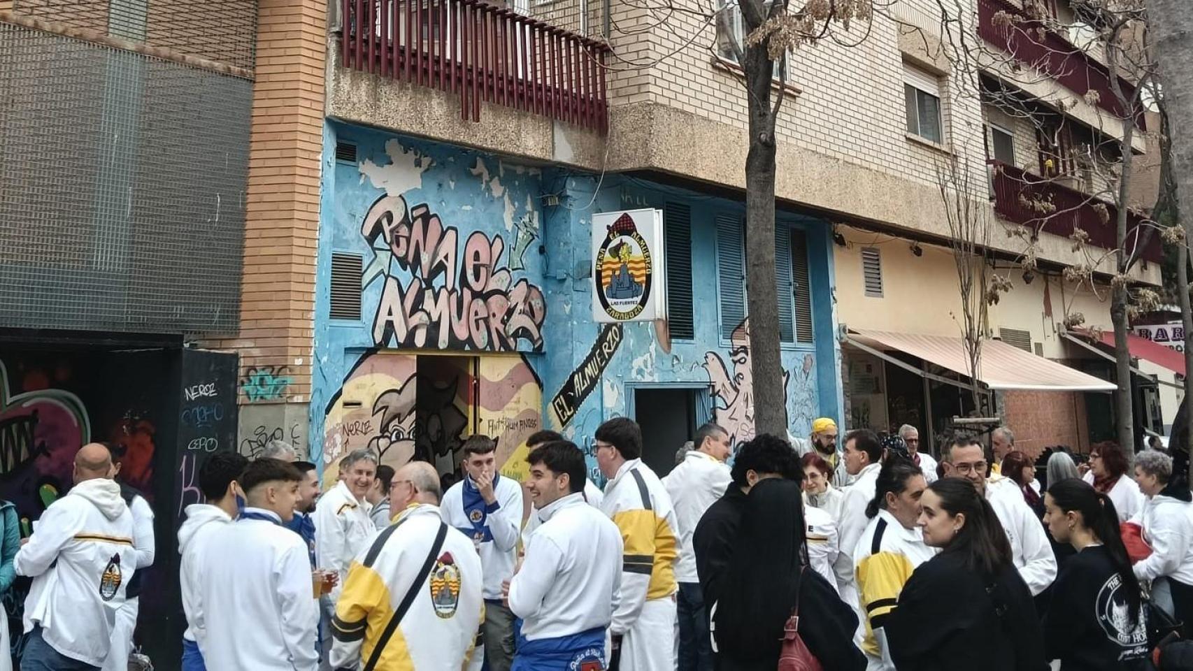 Los peñistas se reúnen en sus locales para celebrar la Cincomarzada.