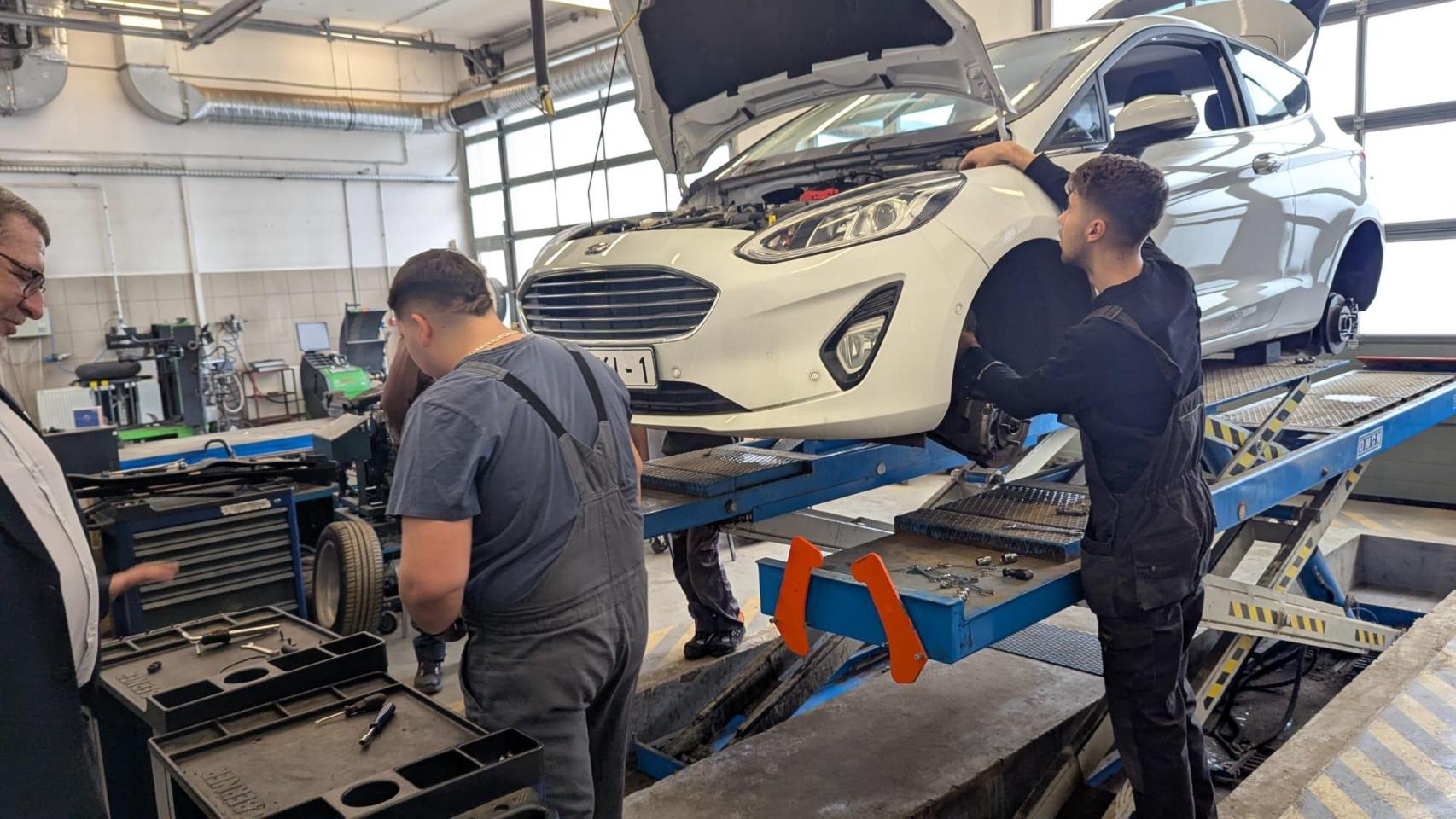 Alumnos de FP practicando con un coche en el IES Río Duero.