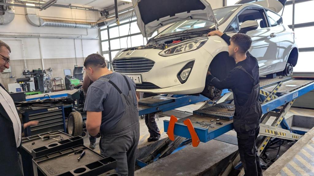 Alumnos de FP practicando con un coche en el IES Río Duero.