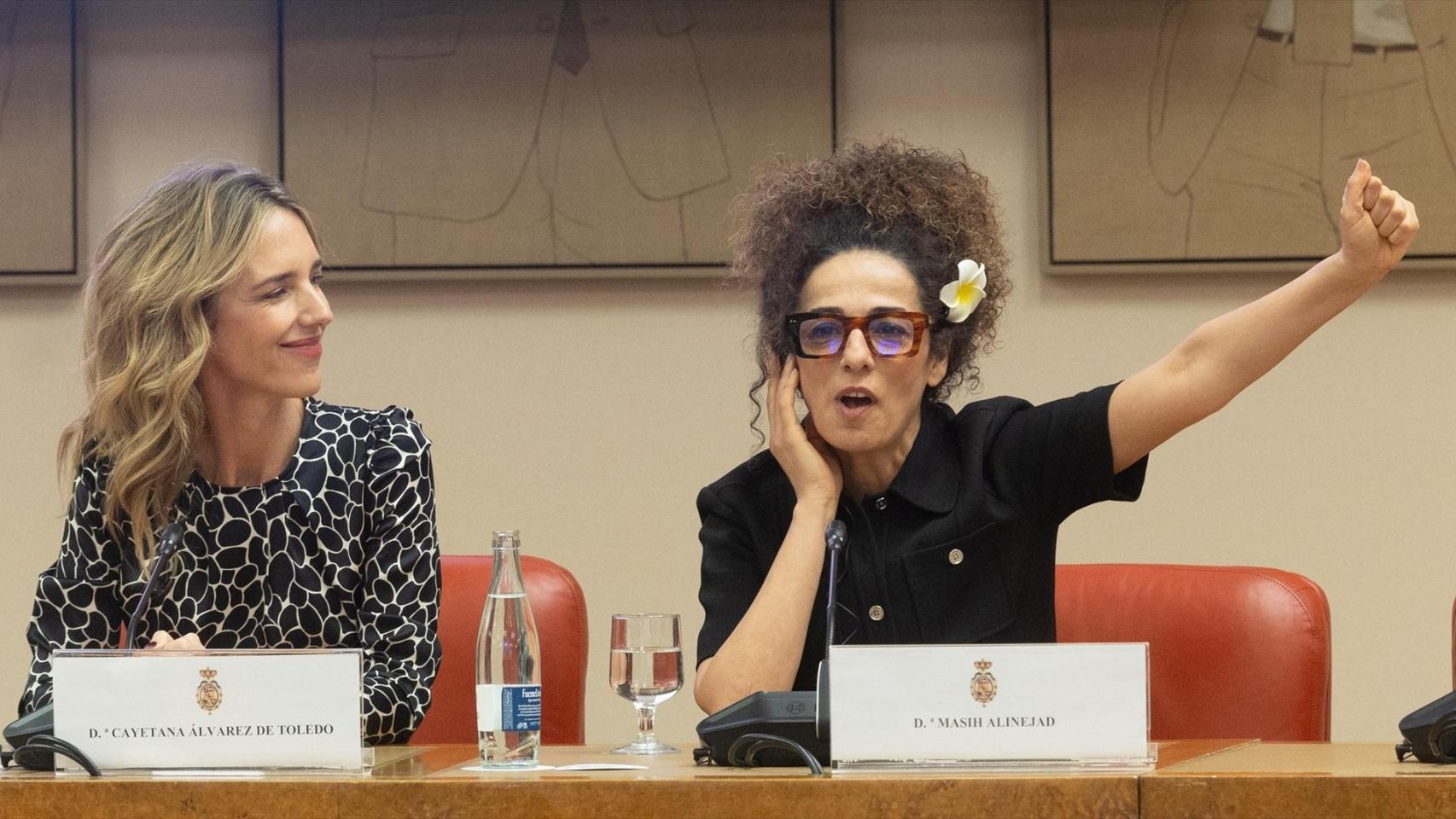 La diputada del PP, Cayetana Álvarez de Toledo y la periodista Masih Alinejad, durante la celebración de la jornada ‘8 de marzo' en el Congreso de los Diputados.