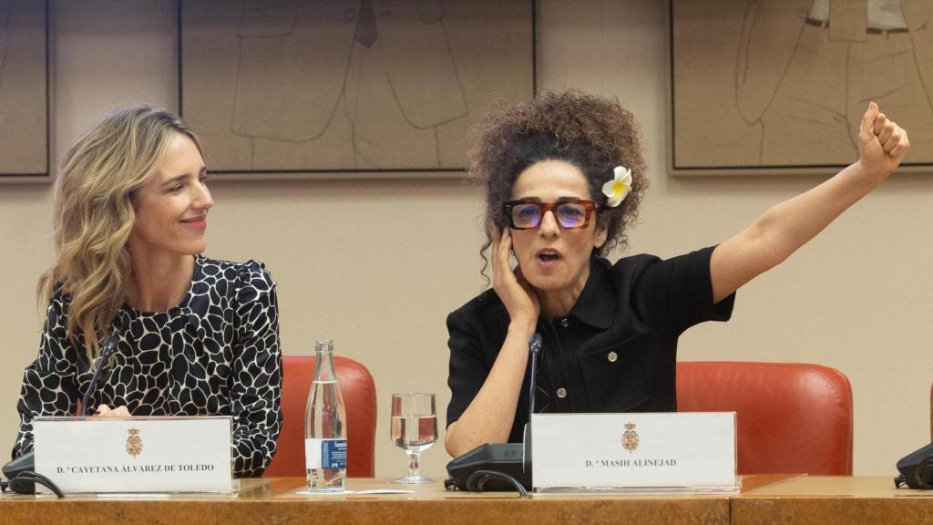 La diputada del PP, Cayetana Álvarez de Toledo y la periodista Masih Alinejad, durante la celebración de la jornada ‘8 de marzo' en el Congreso de los Diputados.