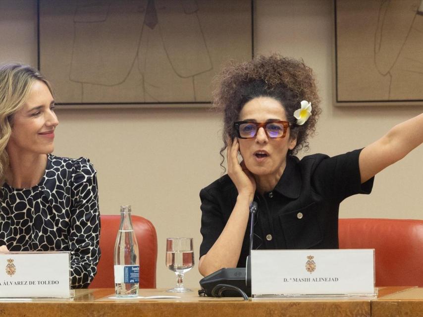 La diputada del PP, Cayetana Álvarez de Toledo, y la periodista Masih Alinejad, durante la celebración de la jornada ‘8 de marzo' en el Congreso de los Diputados.