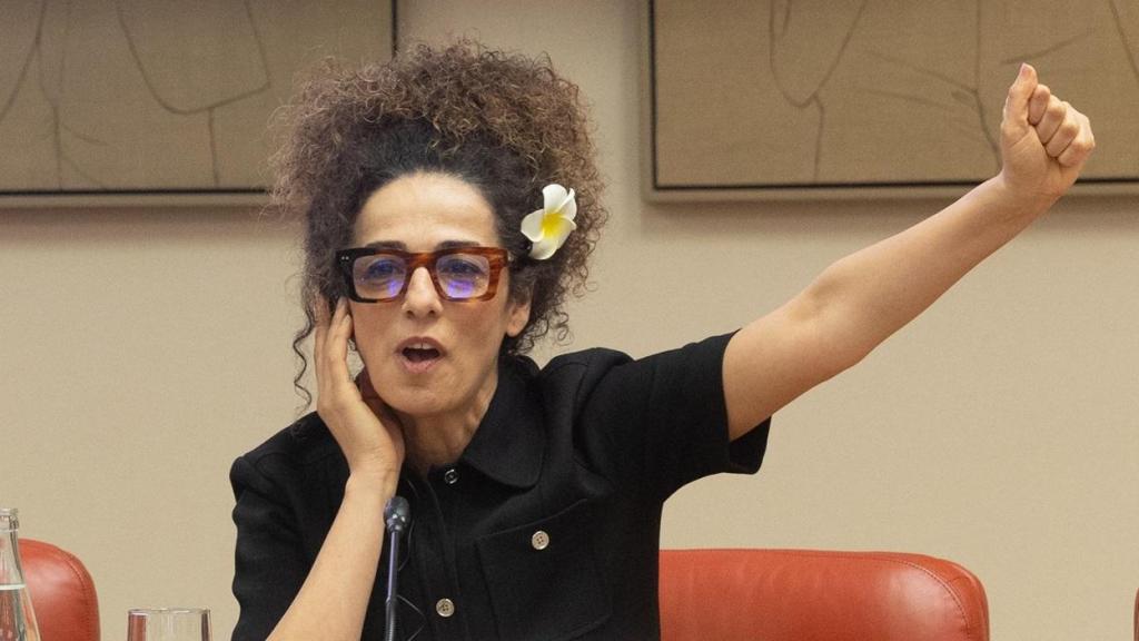 La diputada del PP, Cayetana Álvarez de Toledo y la periodista Masih Alinejad, durante la celebración de la jornada ‘8 de marzo' en el Congreso de los Diputados.