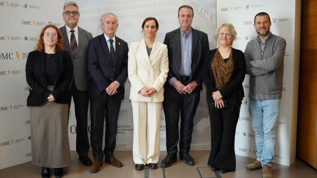 Los miembros del Ministerio de Sanidad y el Foro de la Profesión Médicos, antes de la reunión. Entre ellos, Mónica García.