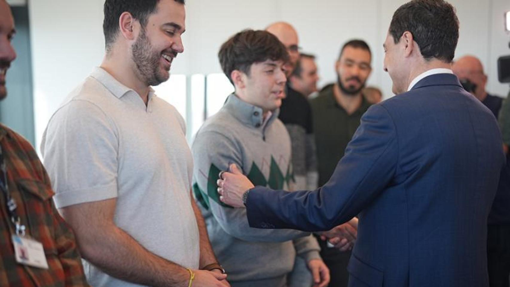 El presidente Juanma Moreno con jóvenes de Almería y Sevilla.