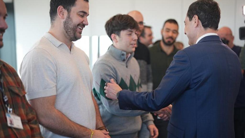 El presidente Juanma Moreno con jóvenes de Almería y Sevilla.