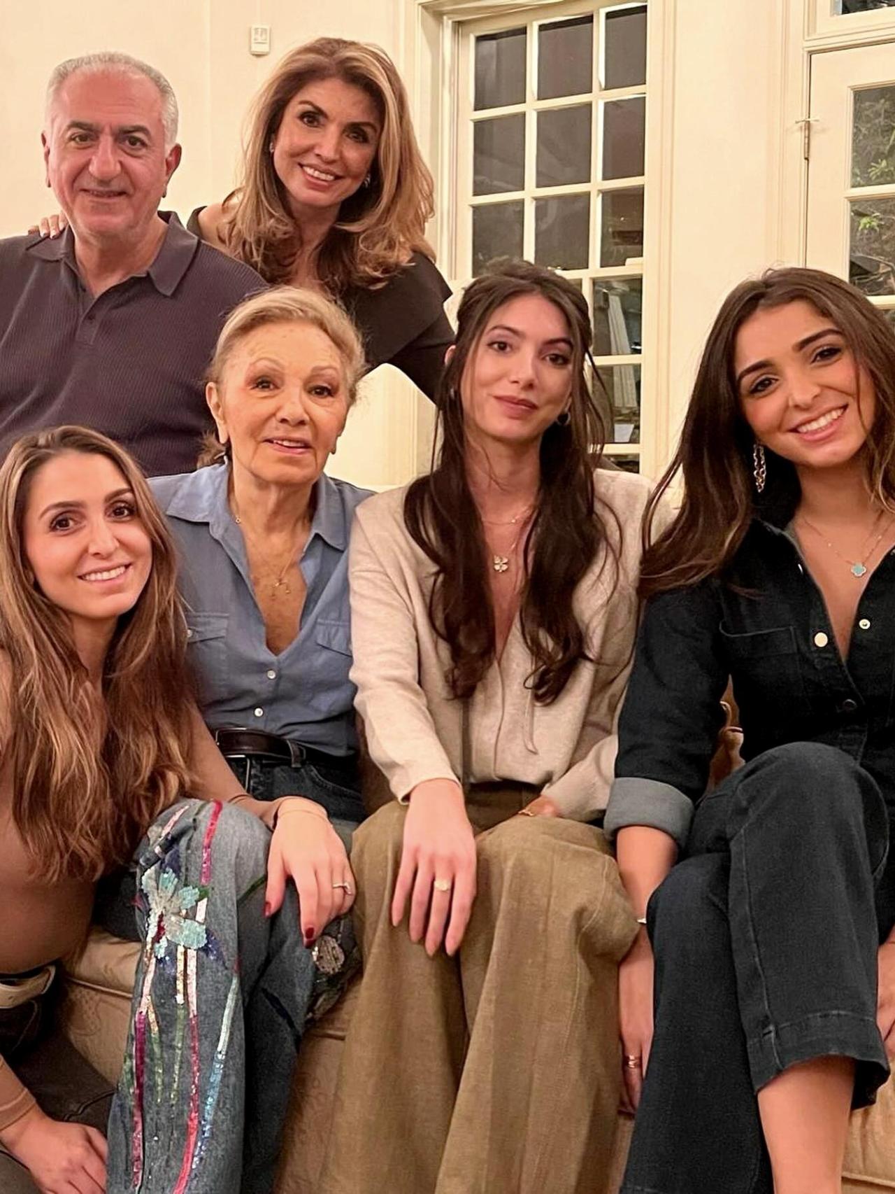 Farah Diba junto a su hijo, su nuera y sus nietas.