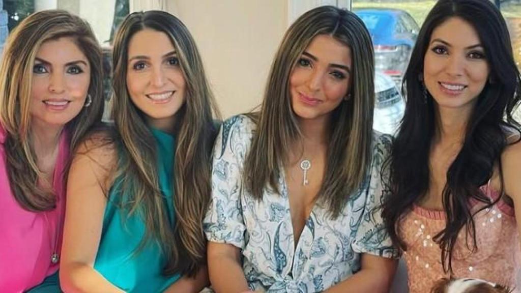 Yasmine junto a sus hijas.