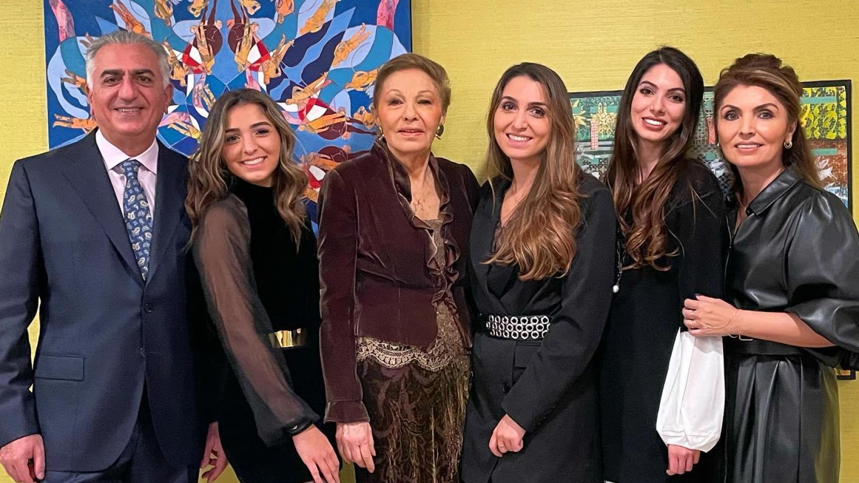 La familia Pahlaví en una imagen publicada en redes sociales.