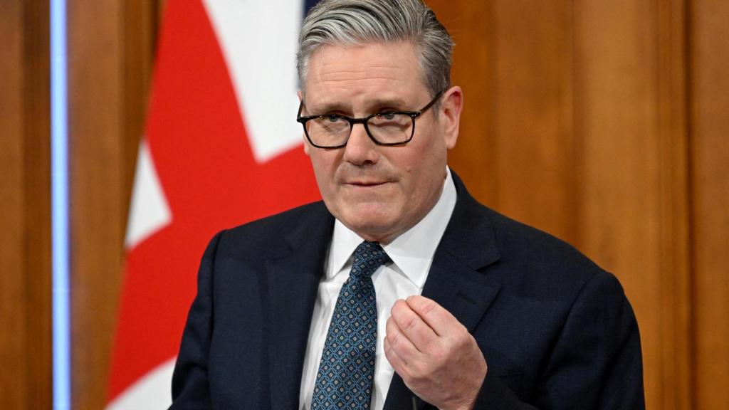 El primer ministro Keir Starmer comparece ante los medior en Downing Street.