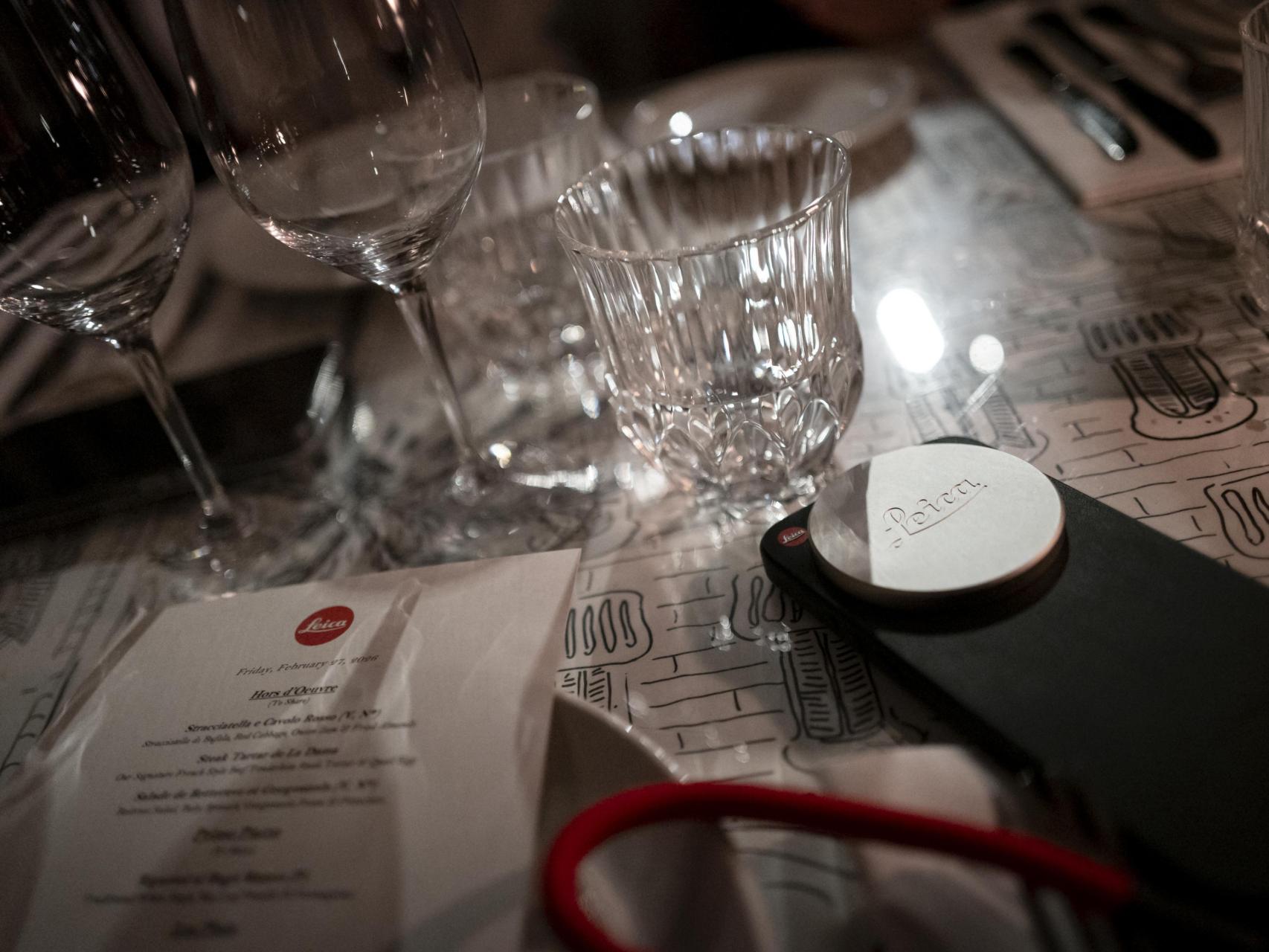 El nuevo Leica Leitzphone sobre la mesa durante la cena previa a su presentación oficial en Barcelona. El dispositivo busca trasladar al smartphone el lenguaje fotográfico de la histórica marca alemana. Fotografía realizada con Leica Q3.