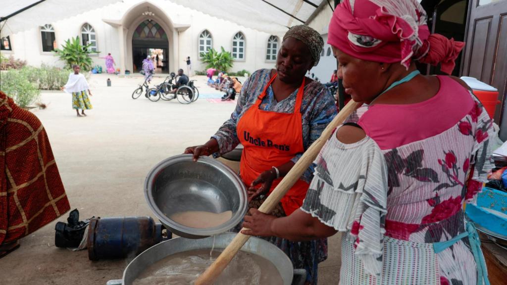 Dos mujeres marfileñas preparando la comida para romper el ayuno del Ramadán.