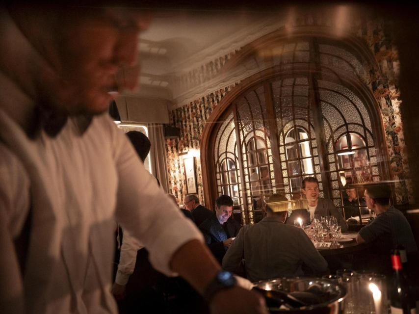 La cena previa a la presentación del Leica Leitzphone reunió en Barcelona a un pequeño grupo de fotógrafos y periodistas en un ambiente íntimo donde la conversación giró en torno al futuro de la fotografía móvil. Fotografía realizada con Leica Q3.