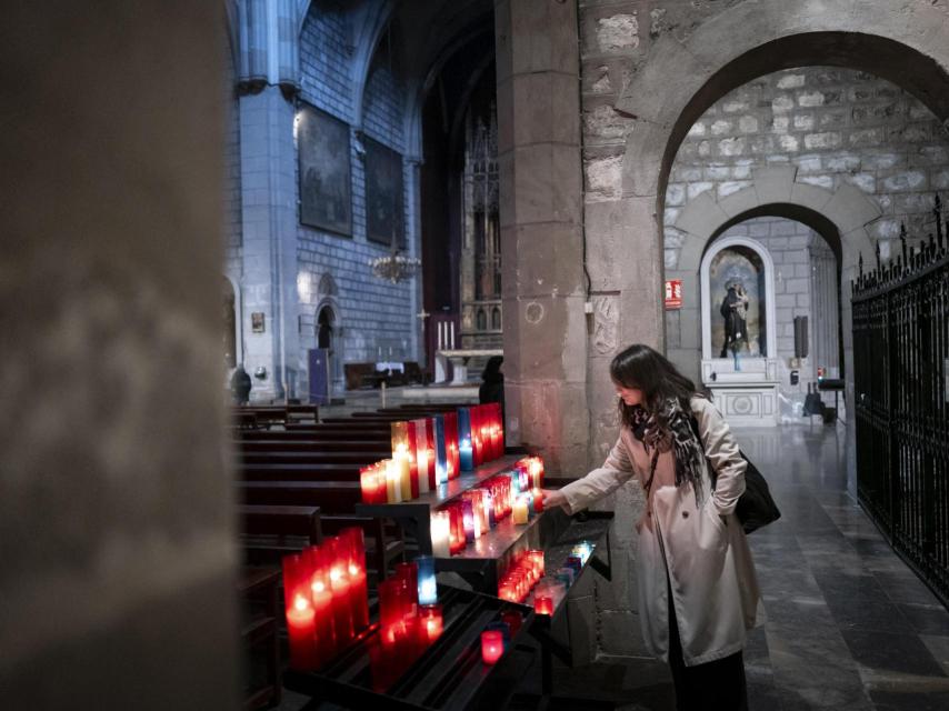 Una iglesia iluminada por velas en el centro de Barcelona, una de las escenas capturadas durante el día de la presentación del nuevo dispositivo de Leica. Fotografía realizada con Leica Q3.