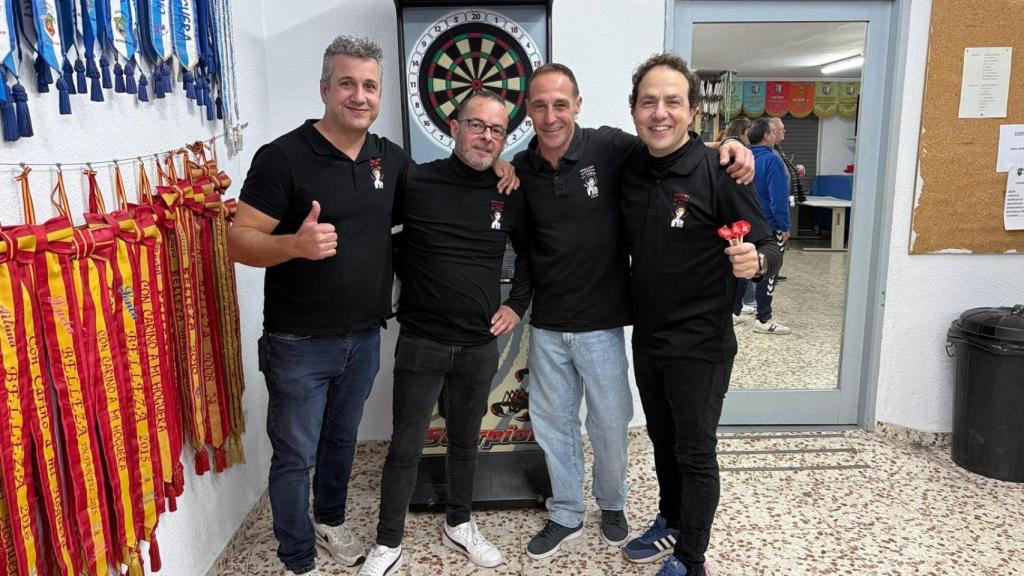 Algunos miembros de la Hoguera, en un torneo de dardos.