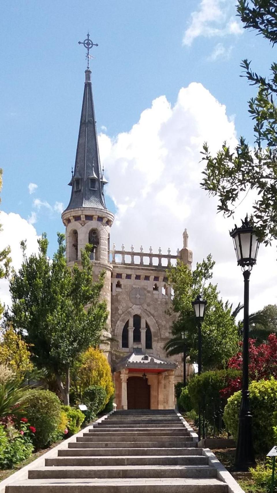 Entrada principal de la ermita que recuerda a un castillo de Disney.