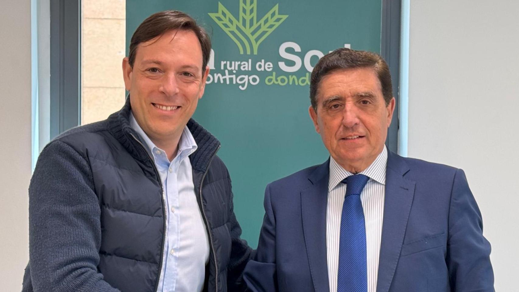 Firma del convenio entre Caja Rural de Soria y el CD Calasanz