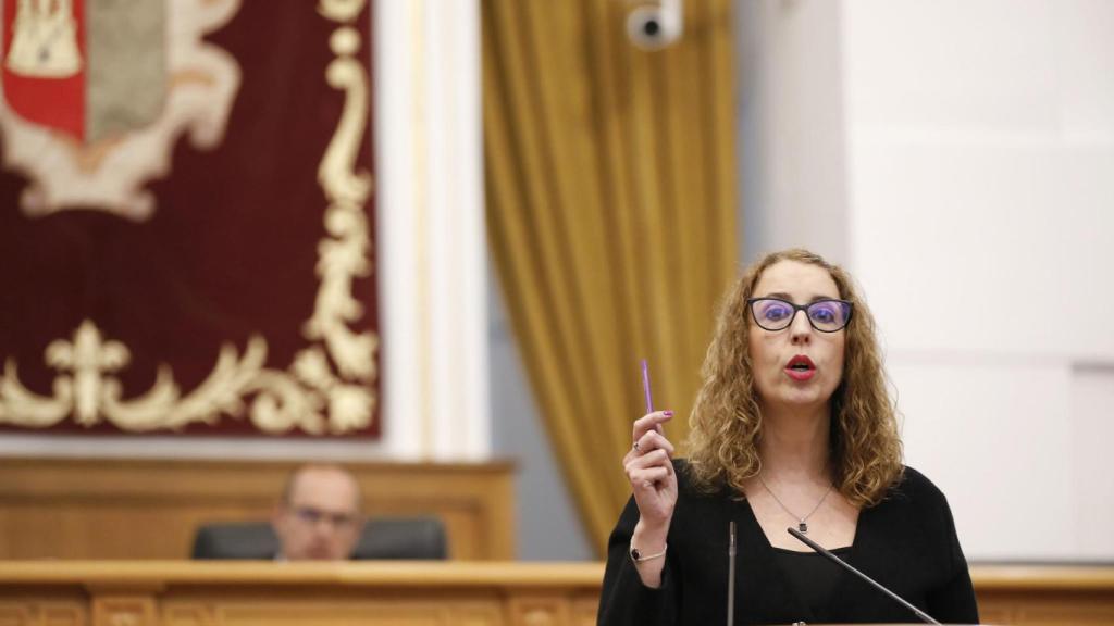 Sara Simón, consejera de Igualdad del Gobierno de Castilla-La Mancha, en el Parlamento autonómico este jueves.