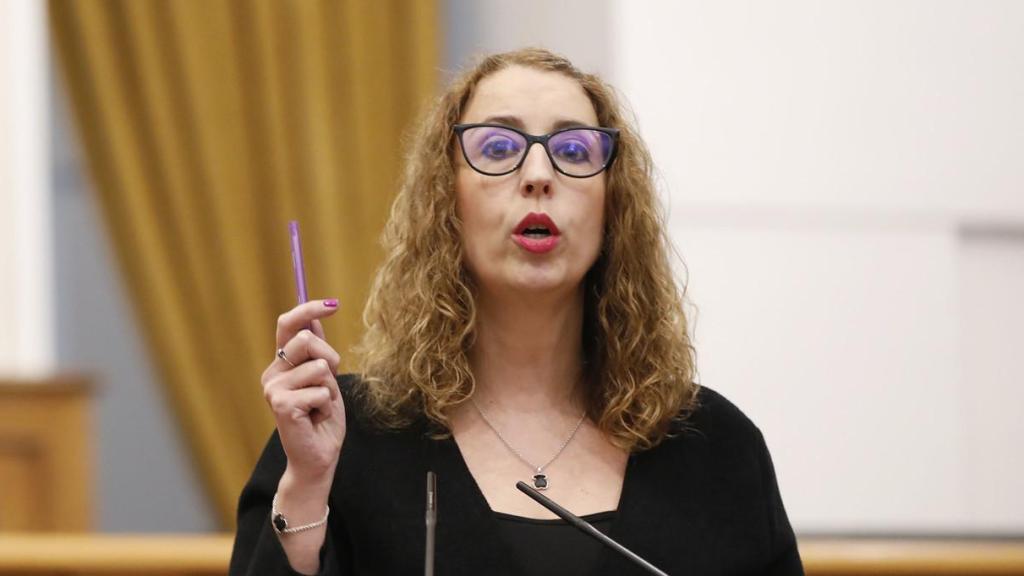 Sara Simón, consejera de Igualdad del Gobierno de Castilla-La Mancha, en el Parlamento autonómico este jueves.