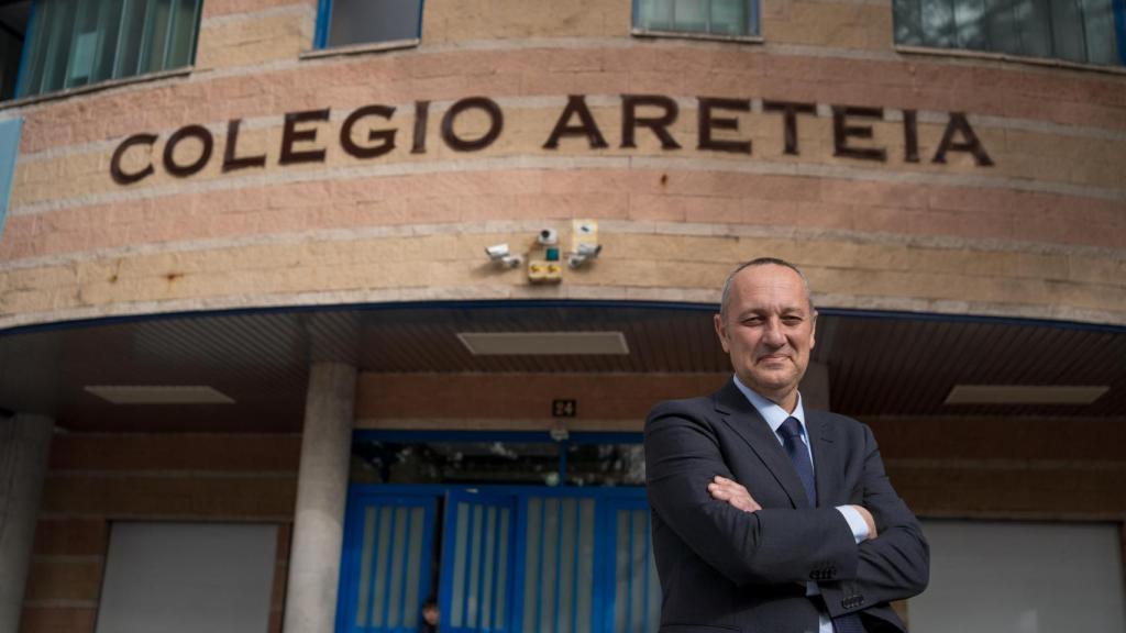 Luis García en la puerta del colegio Aretia.