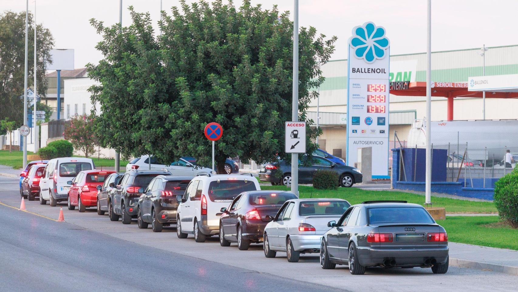 Colas en las estaciones de servicio ante el pánico por la subida del precio de la gasolina.