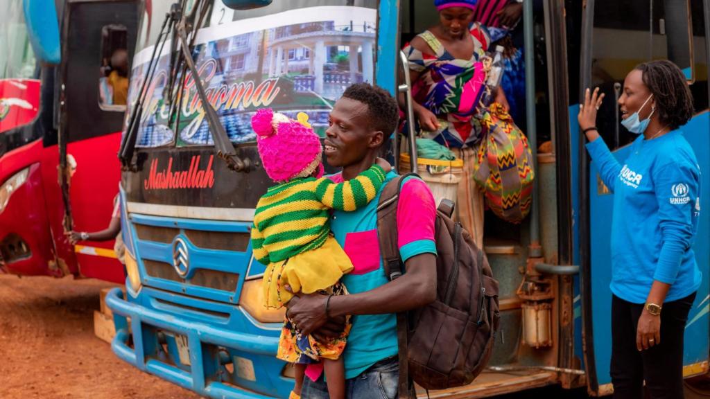 Primer grupo de refugiados burundianos que regresan de Tanzania mientras se acerca el cierre de los campamentos.