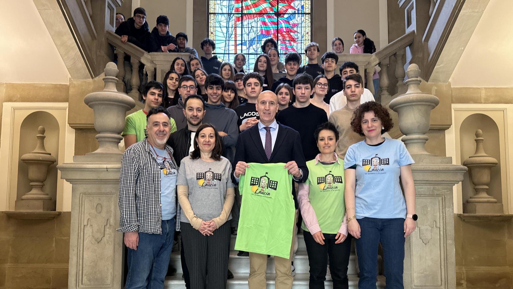 El alcalde de León, José Antonio Diez, durante la recepción al equipo 'Guardianes del Patrimonio' del IES Lancia de León