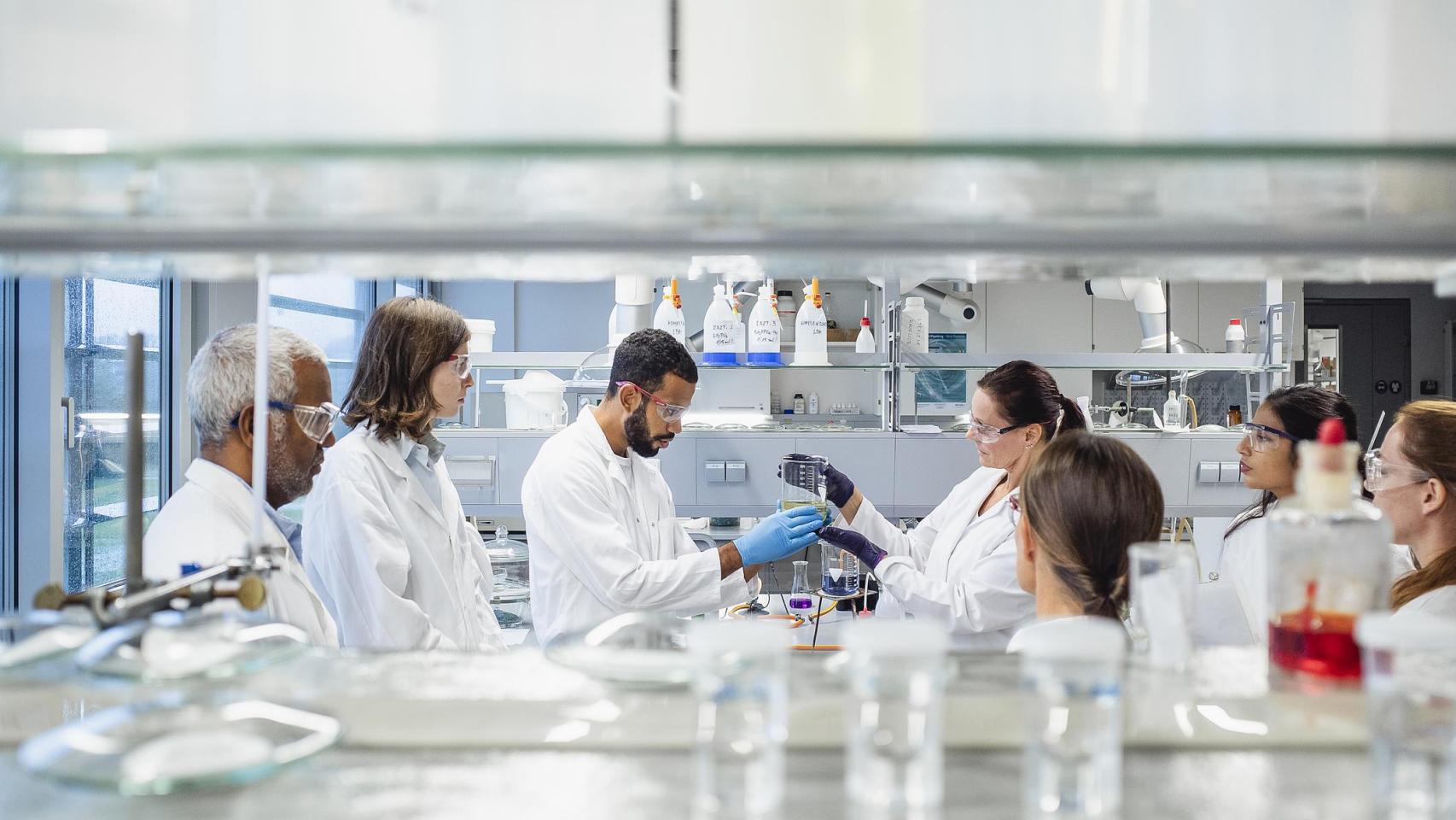 Científicos que trabajan en el laboratorio.