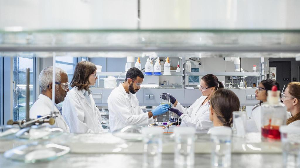 Científicos que trabajan en el laboratorio.