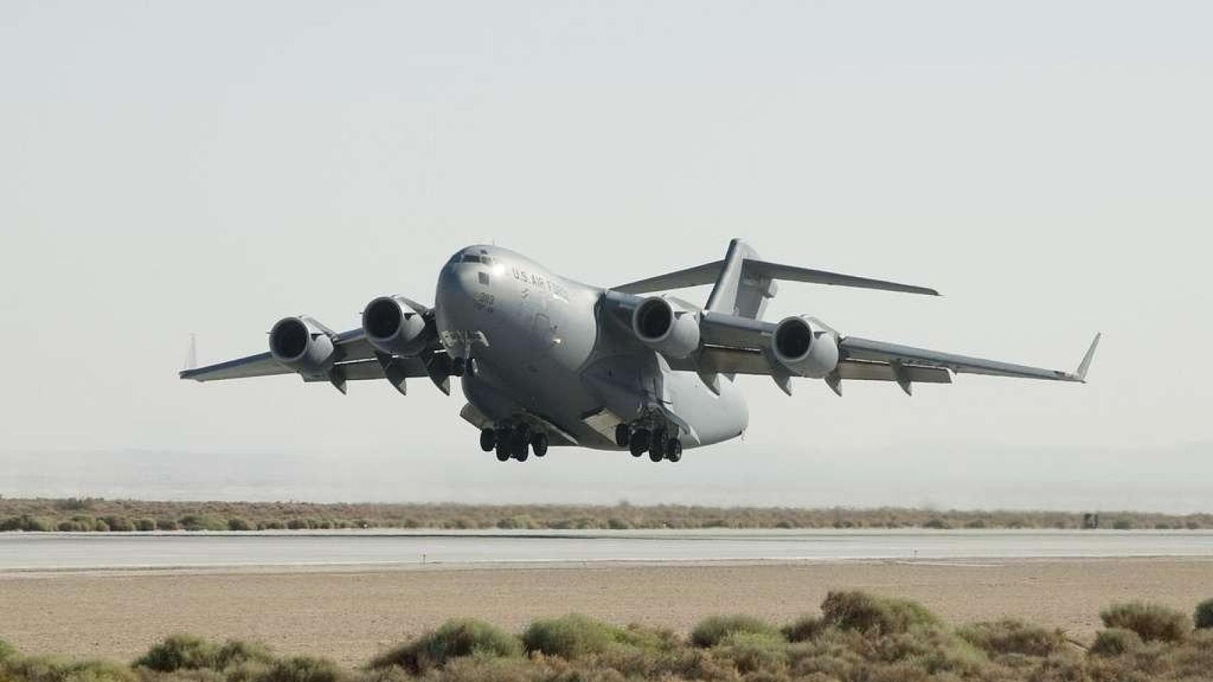 Un C-17, el mismo modelo de avión que partió el miércoles por la noche desde la Base Naval de Rota hacia Sicilia.