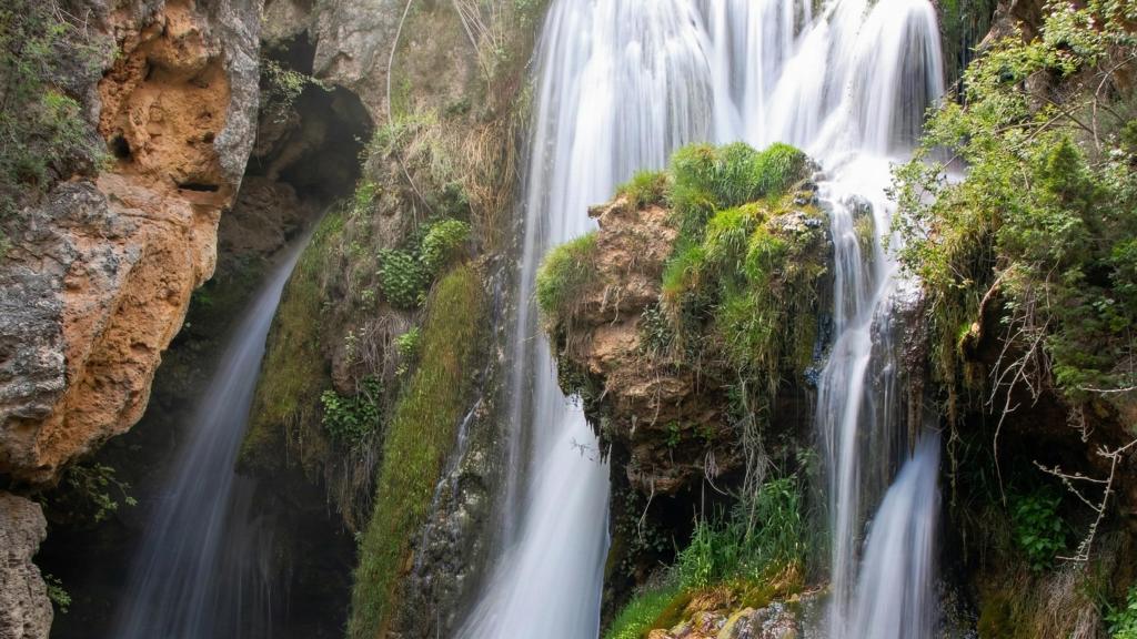 La Cascada de Calomarde, en la ruta del Barranco de la Hoz, en la Sierra de Albarracín (Teruel).