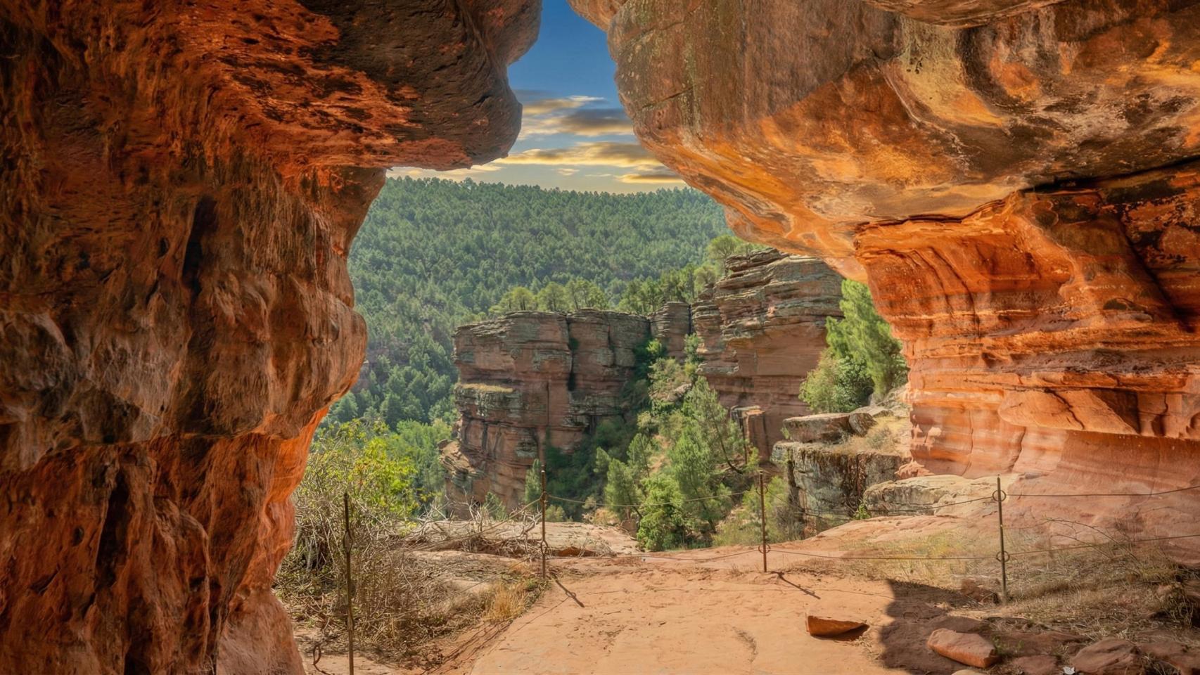 La ruta de senderismo del Barranco de la Hoz, en la Sierra de Albarracín (Teruel).