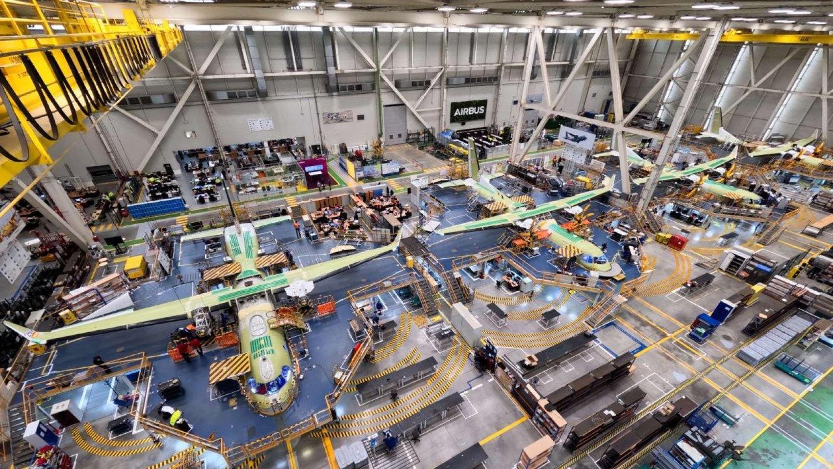 Los futuros C295 de España en la línea de ensamblaje de Airbus en Sevilla