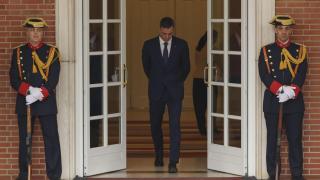 El presidente del Gobierno, Pedro Sánchez, sale a recibir al duque de Luxemburgo, Guillermo V, en el Palacio de la Moncloa.