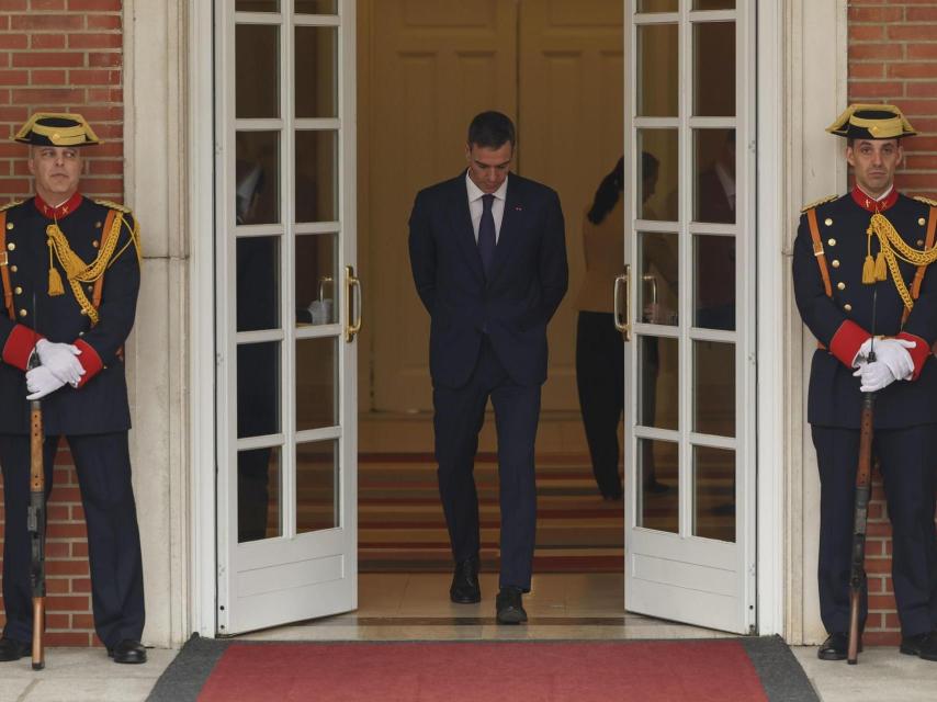 El presidente del Gobierno, Pedro Sánchez, sale a recibir al duque de Luxemburgo, Guillermo V, en el Palacio de la Moncloa.