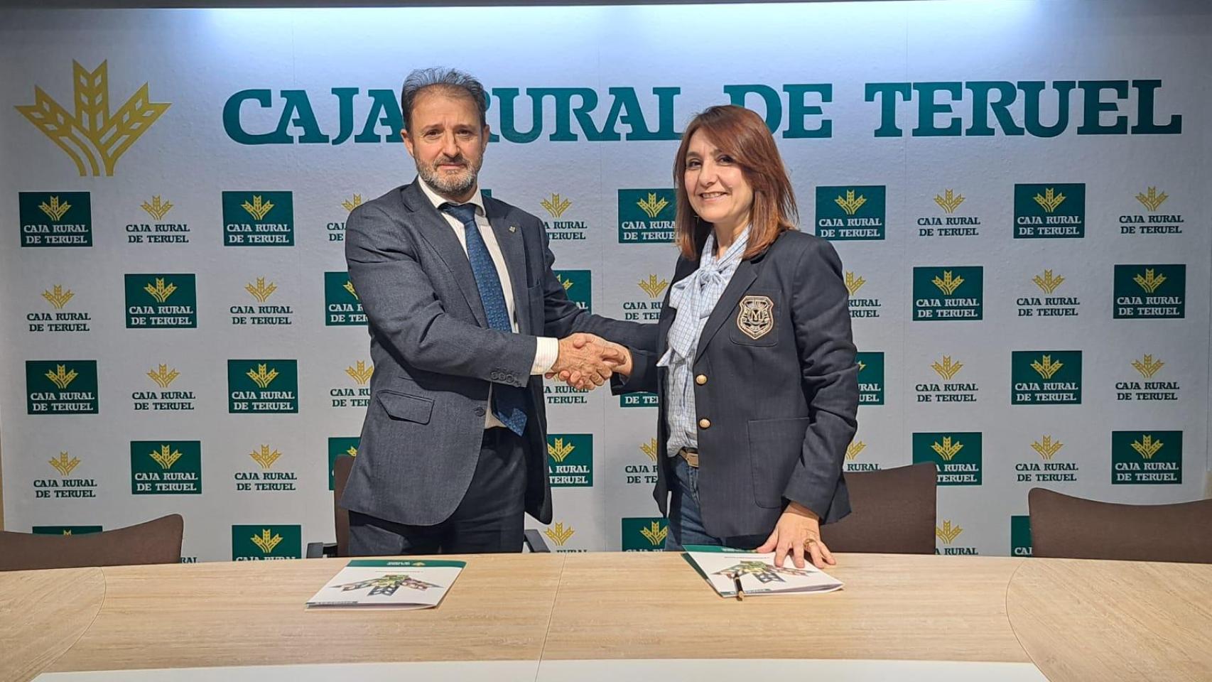 Olga Pinilla, presidenta de ARAME, y Juan Mangas, director del área de Negocio de Caja Rural de Teruel.