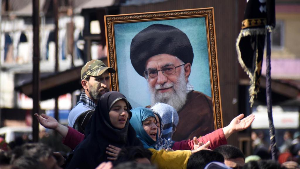 Protestas en Lal Chowk por la muerte de Ali Jamenei.