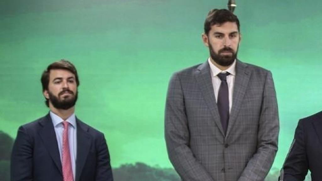 El exvicepresidente de la Junta Juan García-Gallardo, el exlíder de Vox en Murcia José Ángel Antelo y el presidente de Vox, Santiago Abascal, en una imagen de archivo