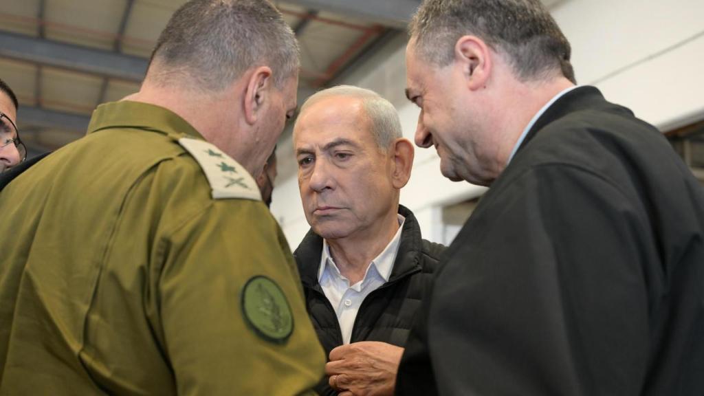 Benjamin Netanyahu visita la base aérea de Palmachim con Israel Katz y Eyal Zamir tras la Operación 'León Rugiente'