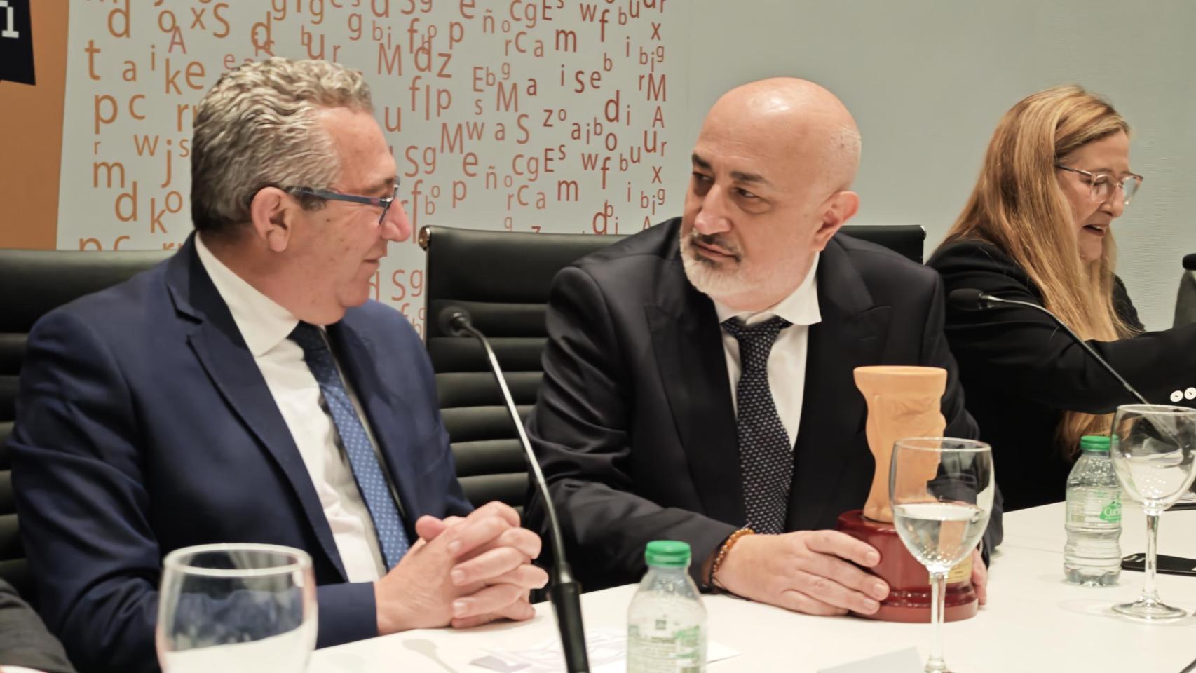 Pablo Álvarez junto al presidente de la Diputación de Alicante, Toni Pérez.