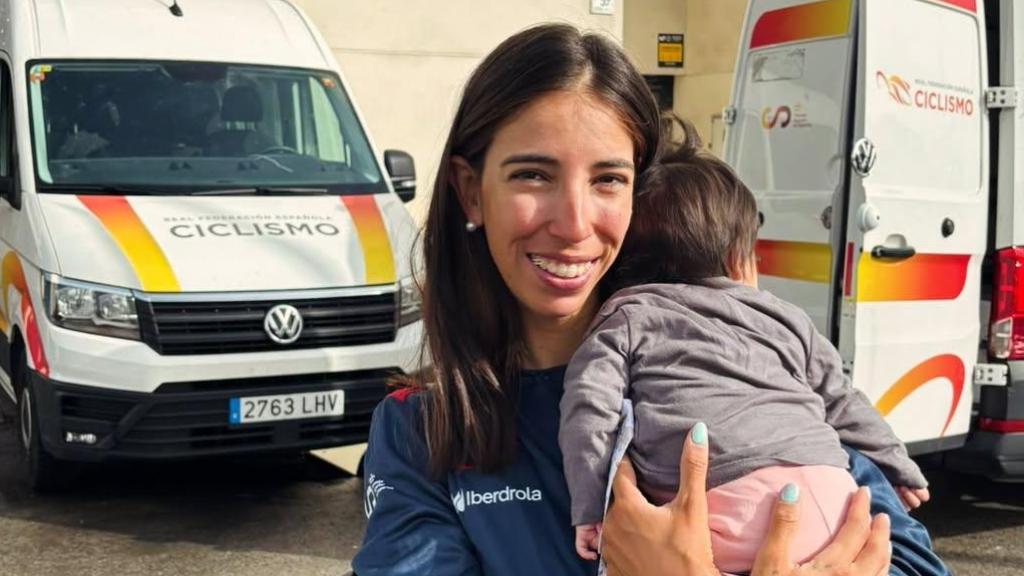 Sandra Alonso, con su hija Leila en brazos.