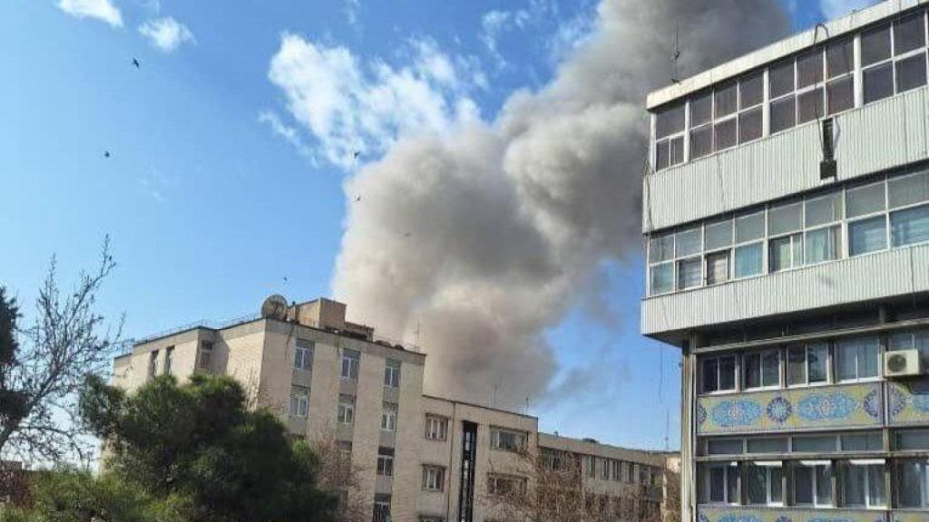 Humo sobre el skyline de Teherán tras el ataque en la ciudad.