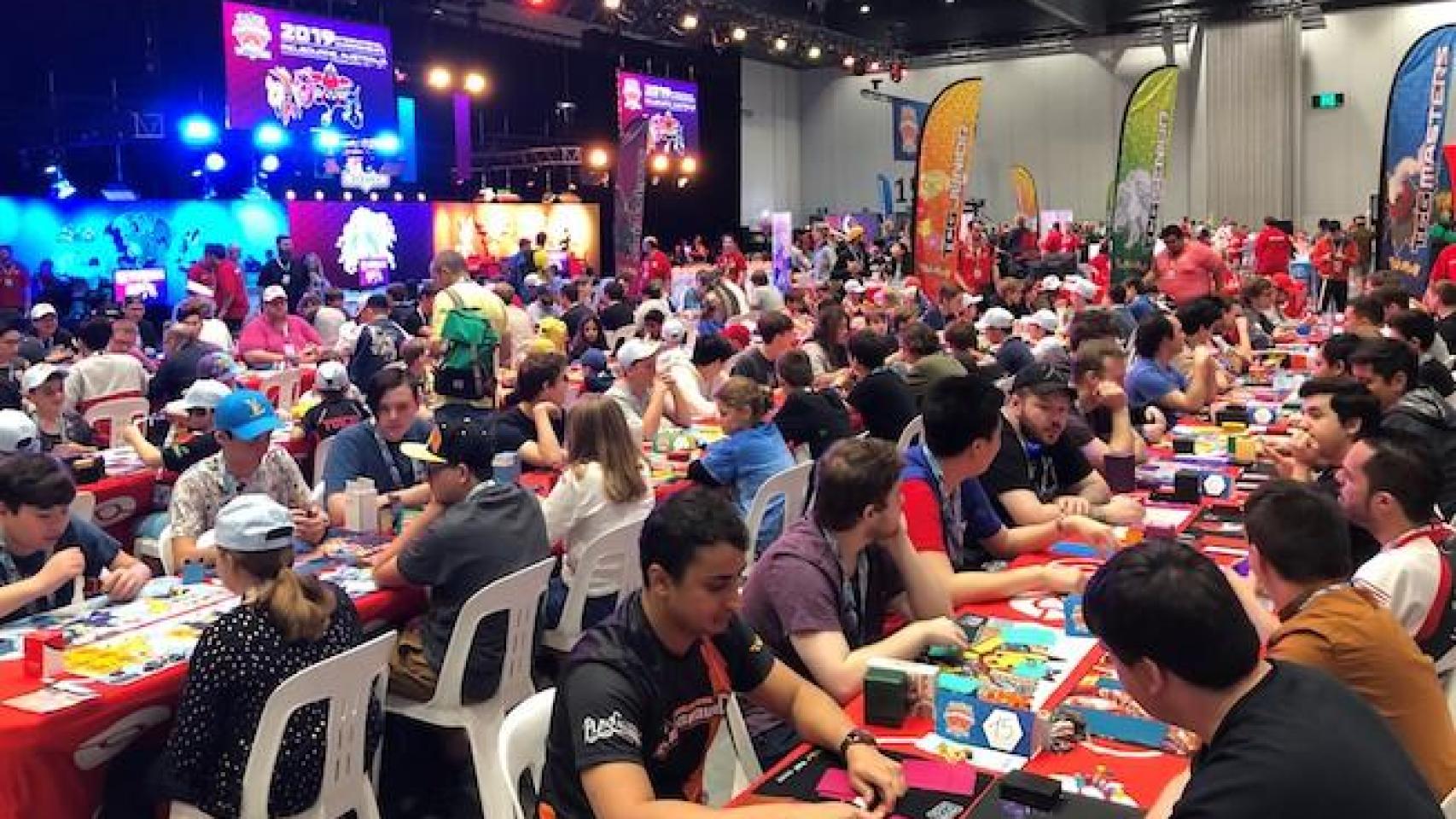 Aficionados jugando a Pokémon TCG durante un torneo.