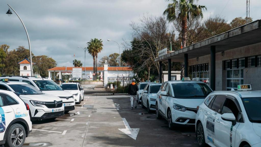 Filas de taxis esperando clientes en la puerta de la Base de Rota, este jueves.