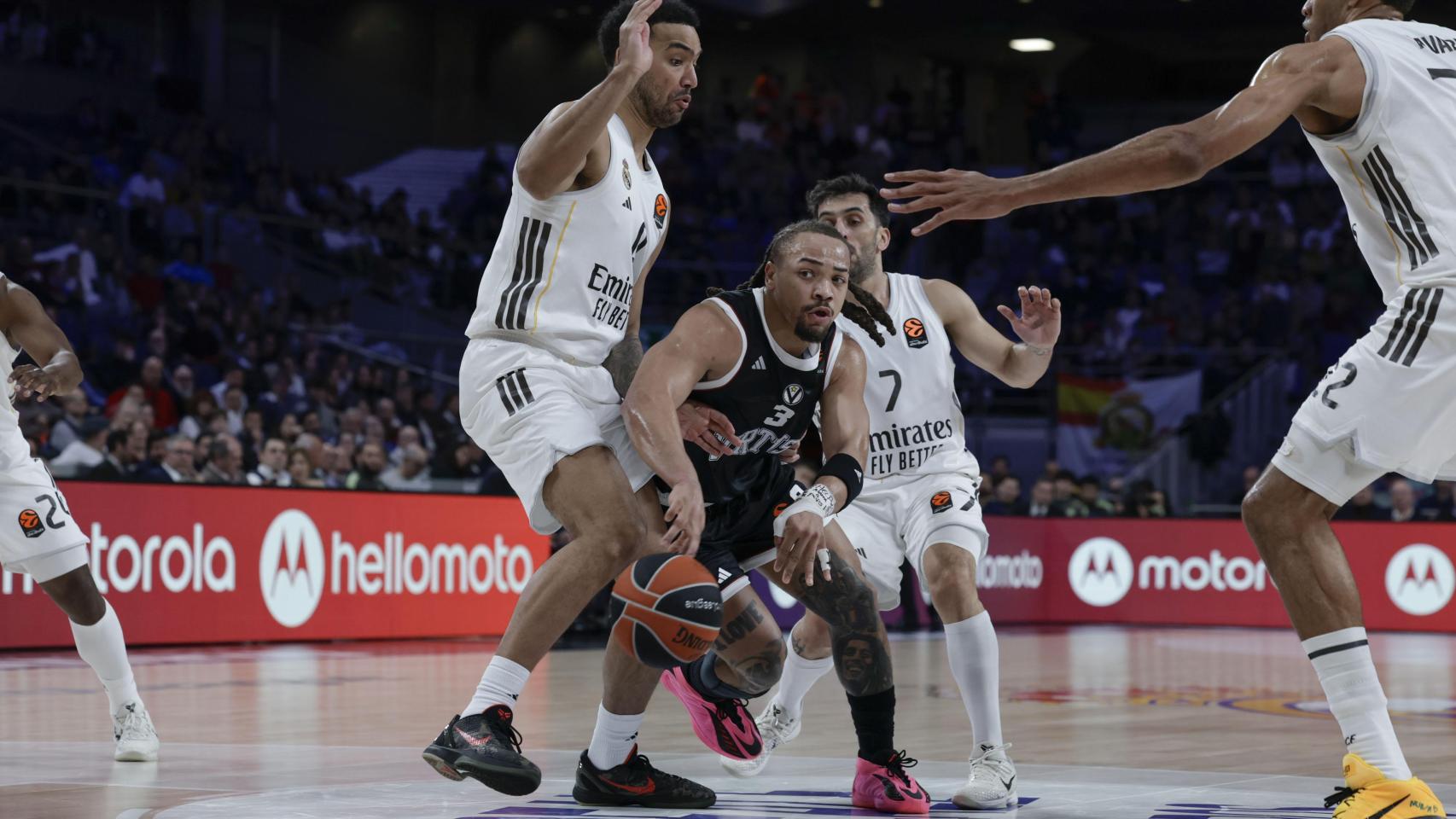 Carsen Edwards entra a canasta presionado por varios jugadores del Real Madrid.