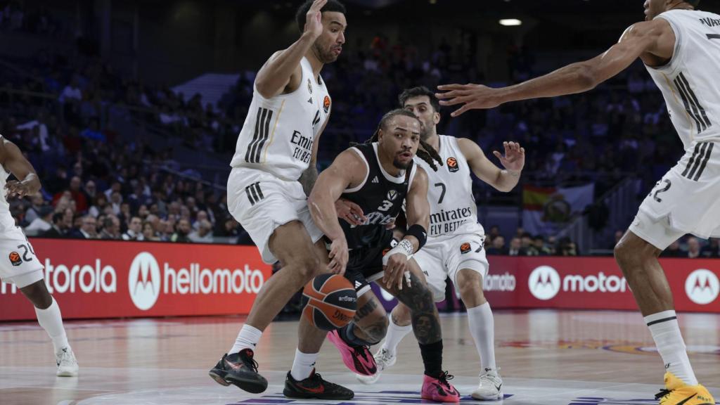 Carsen Edwards entra a canasta presionado por varios jugadores del Real Madrid.